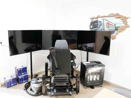 Driving simulator with three monitors at the exam base
