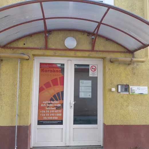 Entrance door of the Hajdúböszörmény office